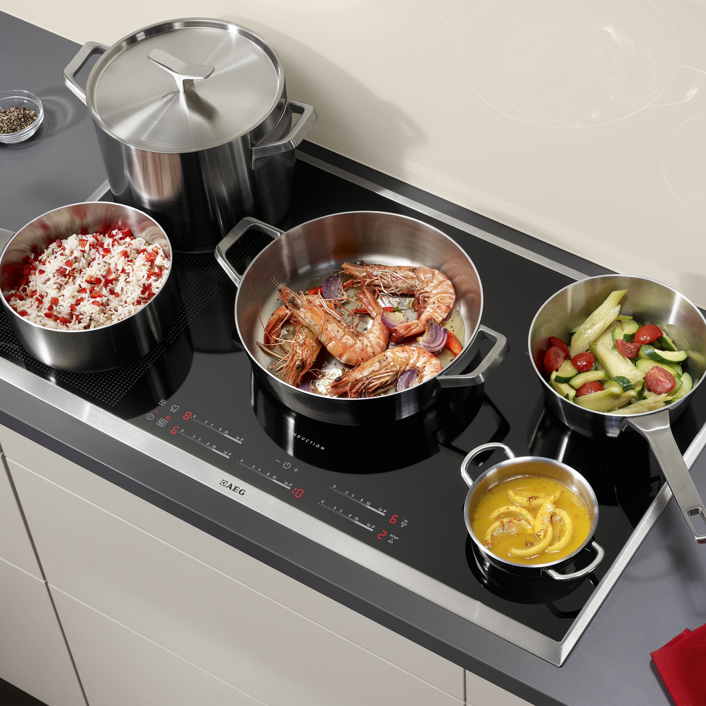 Επαγωγικές εστίες της Electrolux που χρησιμοποιούνται για το μαγείρεμα διαφορετικών φαγητών σε σκεύη