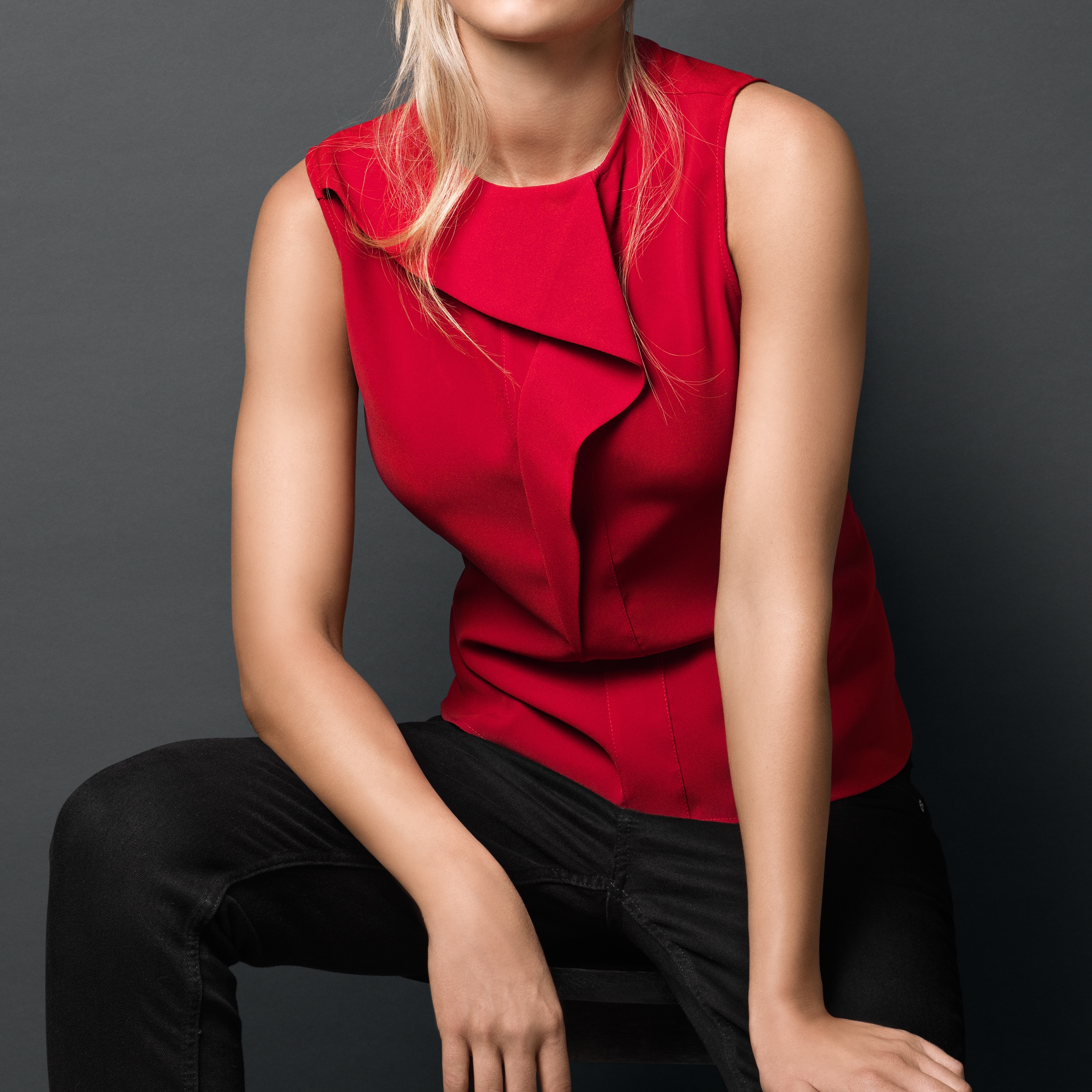 Μια κυρία που απολαμβάνει τη μάλλινη ζακέτα της